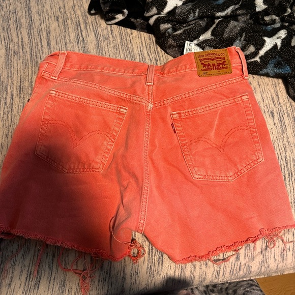 Pink Levi shorts - Picture 2 of 2